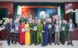 Trao tặng bộ sưu tập di ảnh và giới thiệu Nhật ký chiến trường “Ghi vội trên mâm pháo”