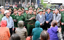 Đại tướng Phan Văn Giang thăm hỏi, tặng quà người dân vùng rốn lũ ở Gia Lai