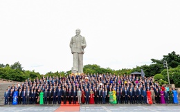 Nghệ An: Đoàn đại biểu dâng hoa trước Lễ công bố Nghị quyết, Quyết định sáp nhập đơn vị hành chính
