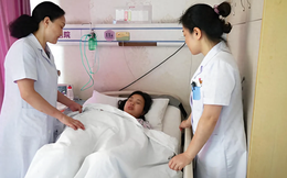 Cô gái bị viêm dạ dày ruột cấp tính, nhập viện 3 ngày vì uống 1 cốc cà phê đá