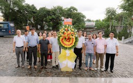 Đoàn cán bộ, phóng viên Tạp chí Doanh nghiệp và Tiếp thị dâng hương tại nghĩa trang liệt sĩ Quốc tế Việt - Lào
