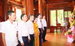 Đoàn công tác tỉnh Hưng Yên dâng hoa, dâng hương tưởng niệm Chủ tịch Hồ Chí Minh