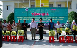 Đồn Biên phòng Vĩnh Hải: Tặng quà cho đồng bào Khmer nhân dịp Quốc khánh 2/9