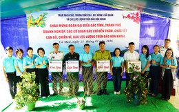 Đoàn cán bộ Agribank thăm, chúc Tết cán bộ, chiến sĩ trên đảo Hòn Khoai