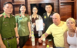 Công an đặc khu Phú Quốc hỗ trợ 2 du khách người Anh nhận lại gần 300 triệu đồng do nhầm lẫn thanh toán