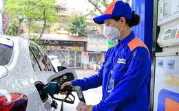 Giá xăng E10 giảm hơn 1.800 đồng/lít