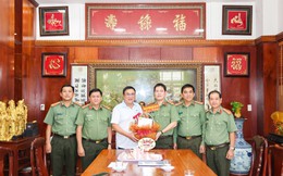 Ban Giám đốc Công an TP Cần Thơ thăm, tặng quà nguyên Lãnh đạo Công an thành phố