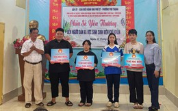 Phường Phú Thạnh: Tặng quà người dân và học sinh hoàn cảnh khó khăn 