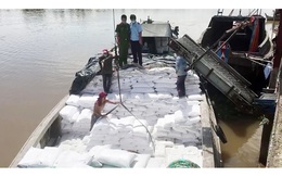 An Giang: Bắt ghe gỗ vận chuyển 7.100 bao, lít hóa chất và bột đá nhập lậu