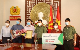 Doanh nghiệp tặng Công an An Giang 200 tấn gạo để hỗ trợ người dân bị ảnh hưởng vì dịch