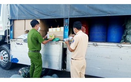 An Giang: Bắt vụ vận chuyển 2.800 lít cồn và số lượng lớn hàng hóa không rõ nguồn gốc