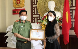 Huyện Phú Tân: Doanh nghiệp đồng hành cùng lực lượng Công an chống dịch