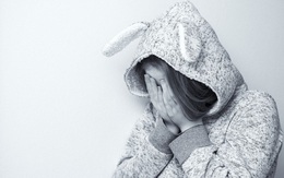 Bé gái mắc bệnh lậu, mẹ đau đớn nghi con bị xâm hại nhưng cả nhà tá hoả phát hiện nguyên nhân từ chính hành động của bác giúp việc