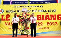 Nghi thức trao cờ truyền thống của Trường THPT Lê Lợi trong Lễ Khai giảng năm học mới
