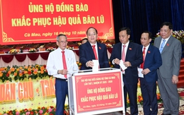 Đại biểu tham dự ĐHĐB Đảng bộ tỉnh Cà Mau ủng hộ đồng bào khắc phục hậu quả bão, lũ