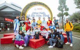 Du khách Tây thích thú săn mây, check in hoa Sen đá trên đỉnh Fansipan