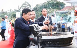 Đoàn đại biểu Tỉnh ủy An Giang viếng Nghĩa trang liệt sĩ tỉnh nhân Đại hội Đảng bộ tỉnh lần thứ I