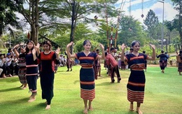 Rực rỡ sắc màu văn hóa các dân tộc Việt Nam qua chuỗi sự kiện "Em là hoa của núi”
