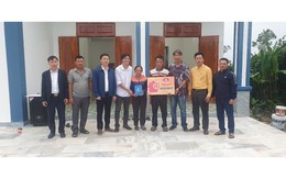 Nghệ An: Nhà báo Thái Quảng bàn giao nhà Đại đoàn kết