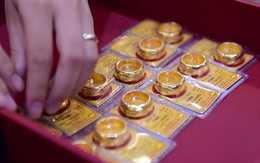 Giá vàng tăng mạnh, người dân ồ ạt mua vàng, nhiều chuyên gia dự báo kịch bản "quay xe" tuần tới?