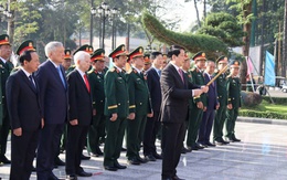 Chủ tịch nước Lương Cường dâng hương viếng Tượng đài Chủ tịch Hồ Chí Minh