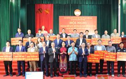 Trao tặng 17 bộ máy tính cho các thôn trên địa bàn xã Lâm Thao