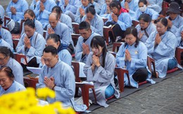 Phật tử hành hương về đỉnh thiêng Fansipan dịp lễ Phật đản 2025