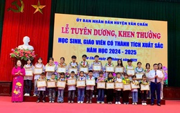 Huyện Văn Chấn: Khen thưởng học sinh, giáo viên có thành tích xuất sắc năm học 2024-2025