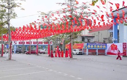 Người Hải Phòng đón ‘‘Tết’’ giữa tháng 05 rực trời hoa phượng đỏ
