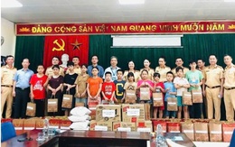 Đội CSGT đường bộ số 7 thăm, tặng quà các em nhỏ có hoàn cảnh khó khăn