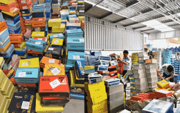 Bất ngờ kiểm tra shop Chao.kids, tạm giữ 5.000 sản phẩm là giầy dép, quần áo trẻ em nghi nhập lậu