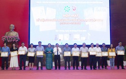 Chủ tịch UBND tỉnh Hậu Giang tặng Bằng khen cho Văn phòng đại diện và Phóng viên Tạp chí Doanh nghiệp và Tiếp thị