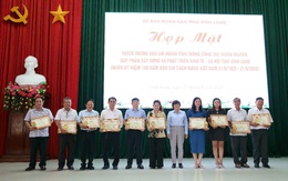 Trưởng VPĐD Tạp chí DNTT tại Hậu Giang nhận Bằng khen của Chủ tịch UBND tỉnh Vĩnh Long