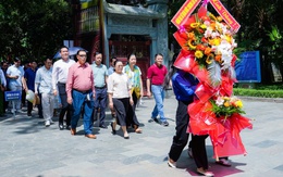 Nghệ An: Đoàn Đại sứ đặc mệnh toàn quyền nước CHDCND Lào dâng hoa, dâng hương tại Khu Di tích Quốc gia đặc biệt Kim Liên
