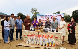 Hành trình yêu thương của Đại đức Thích Định Tuệ tại vùng lũ Nghệ An .