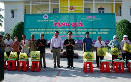 Đồn Biên phòng Vĩnh Hải: Tặng quà cho đồng bào Khmer nhân dịp Quốc khánh 2/9