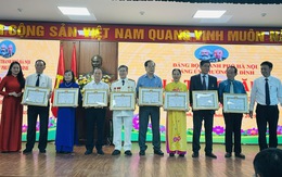 Hà Nội: Đảng ủy phường Ba Đình trao Huy hiệu Đảng dịp Quốc khánh 2/9