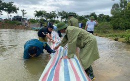 Hà Nội: Huy động hàng trăm người gia cố đê sông Tích