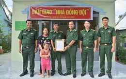 Ban Chỉ huy BĐBP tỉnh An Giang: Bàn giao nhà đồng đội cho 2 cán bộ Biên phòng