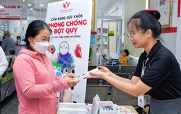 BV S.I.S Cần Thơ tặng 1.000 cuốn Cẩm nang sức khỏe phòng chống đột quỵ