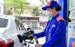 Giá xăng tăng nhẹ, giá dầu giảm