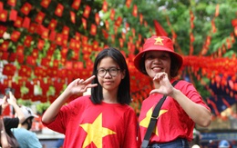 Người Việt chi hơn 13 tỷ đồng "sắm" áo và phụ kiện in cờ đỏ sao vàng