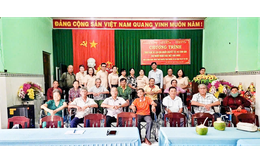 Nhóm thiện nguyện Trần Phương: Trao tặng xe lăn cho người khuyết tật ở tỉnh Vĩnh Long