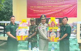 An Giang: Đồn Biên phòng Vĩnh Nguơn tặng quà các chùa, người có uy tín dịp Lễ Sene Dolta