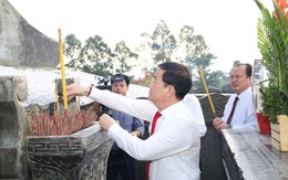Công an thành phố cùng đoàn công tác lãnh đạo TP Cần Thơ viếng nghĩa trang liệt sĩ và Đền thờ Bác Hồ
