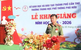 Thiếu tướng Huỳnh Việt Hòa, Giám đốc Công an TP Cần Thơ dự khai giảng năm học mới Trường THPT Phú Hữu