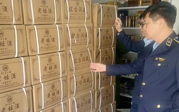 Tiêu hủy hơn 2.200 chai rượu ngoại nhập lậu, không rõ nguồn gốc