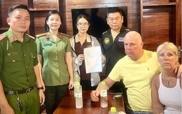 Công an đặc khu Phú Quốc hỗ trợ 2 du khách người Anh nhận lại gần 300 triệu đồng do nhầm lẫn thanh toán