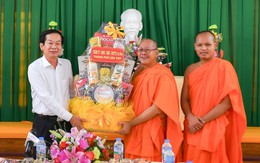 Bí thư Thành uỷ Cần Thơ thăm, tặng quà Ban quản trị chùa Muniransay nhân dịp lễ Sene Dolta