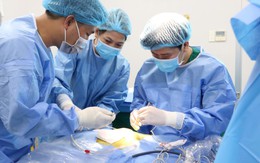 Lần đầu tiên phẫu thuật nội soi lấy máu tụ, bơm rửa não thất cho trẻ sinh non 28 tuần.